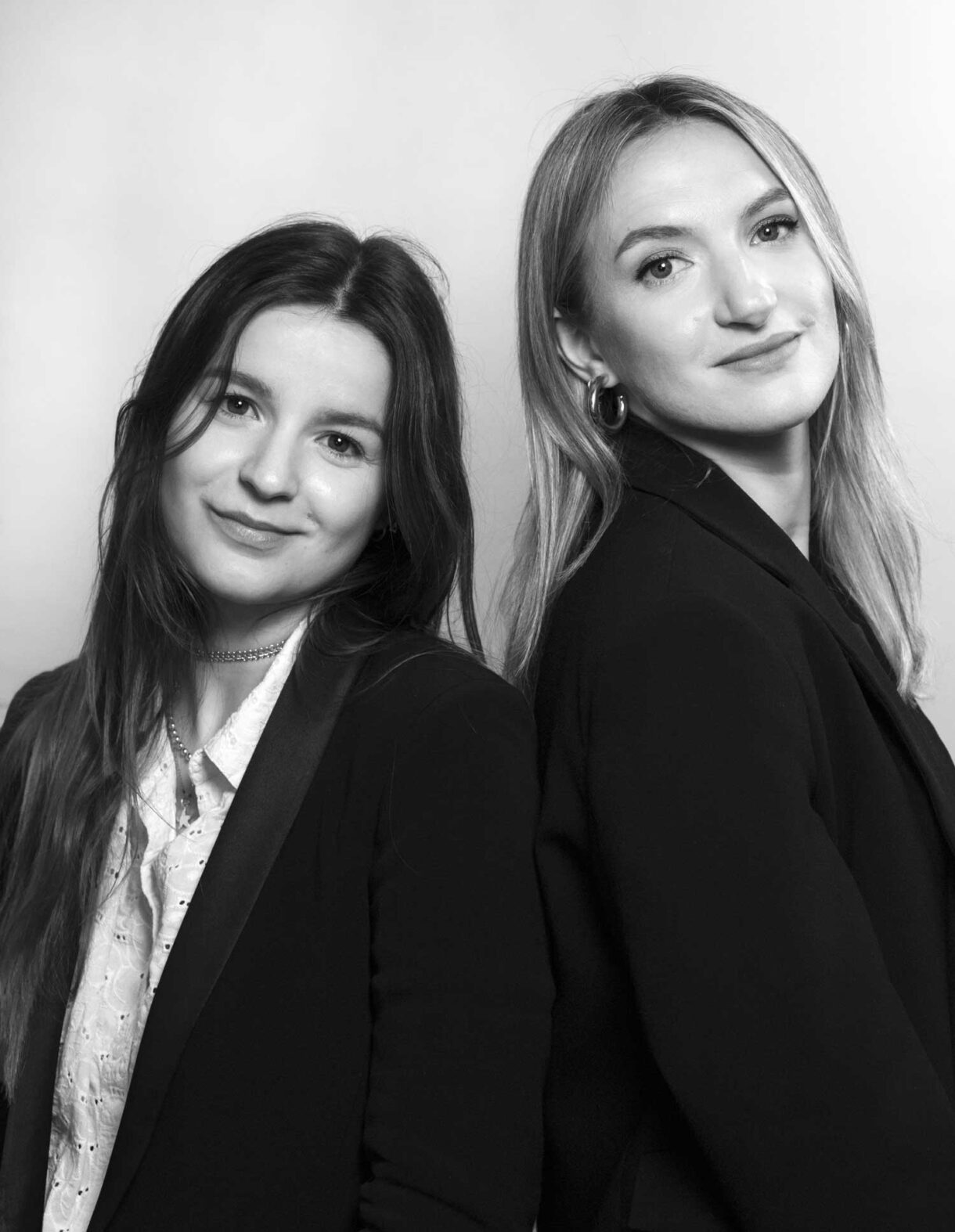 Nomination d'Elise et Morgane deux recrues de l'agence dix sept paris